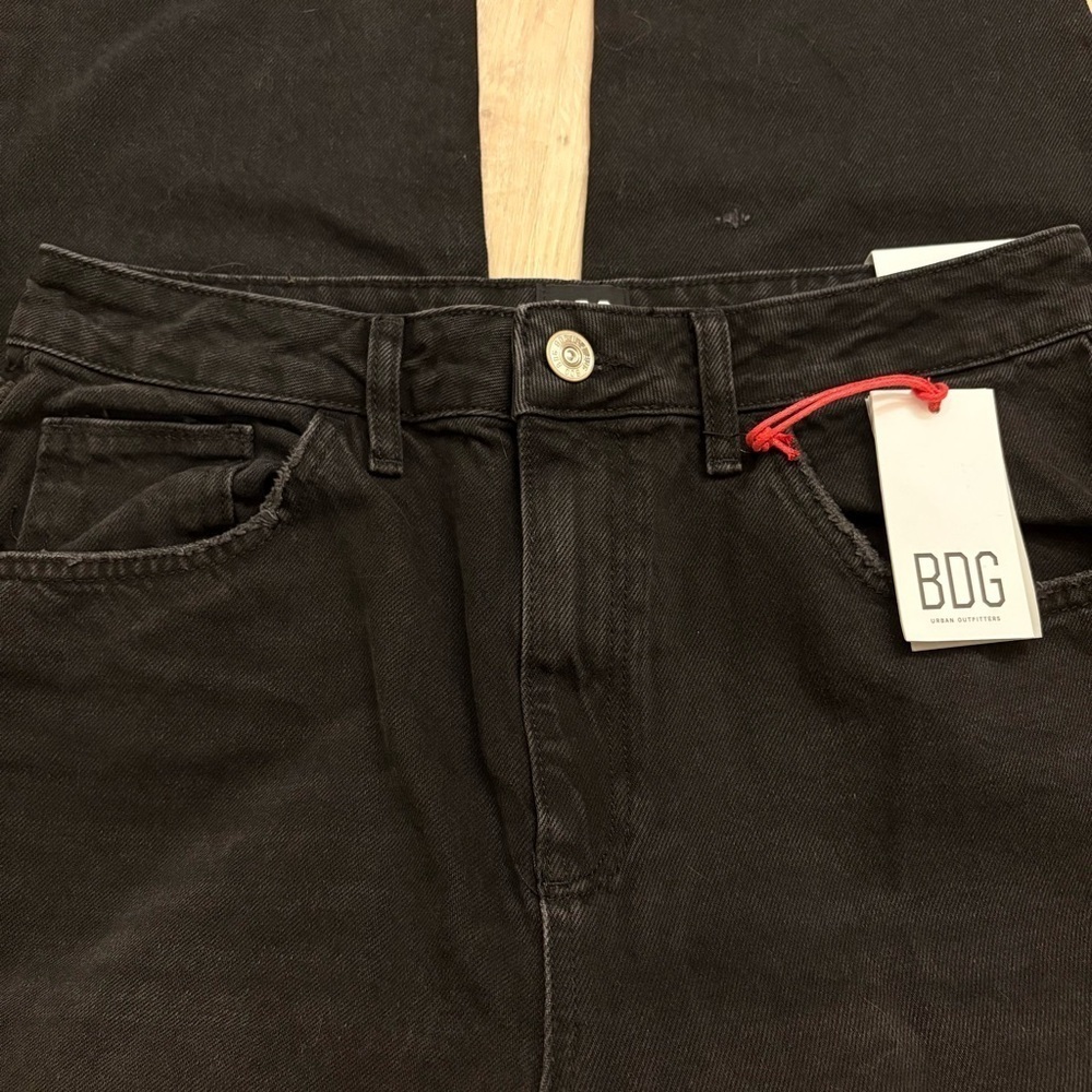 NWT BDG Black Straight Legged Mom Jeans Classic Distressed Style Womens 31 Waist - Picture 6 of 8